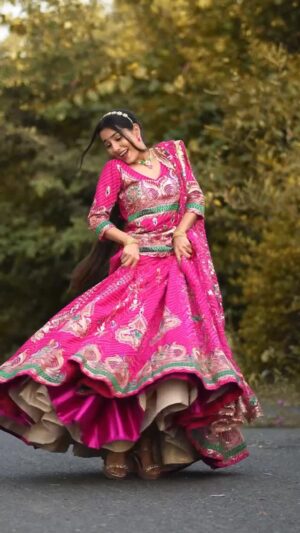 Anju Mor Instagram - I’m obsessed with this @ghagra_kurti 💞
.
.
.
#anjumor #anjumordance #reelitfeelit #reelsinstagram