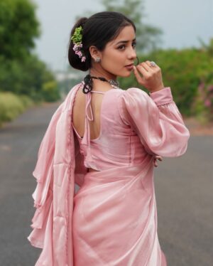 Anju Mor Instagram - Choose one ur favourite:- Saree🌸or Smile 🫣
.
Saree by @ticklingcollections 🌸
.
.
.
.
#anjumor #anjumordance #anjumorvlogs #foryoupage #explore #instagood #homepage #photoshoot #photooftheday #viral #post #saree #trendingsaree
