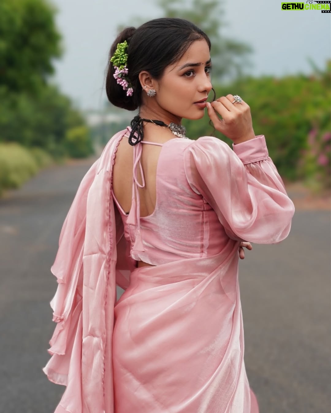 Anju Mor - 165.2K Likes - Choose one ur favourite:- Saree🌸or Smile 🫣
.
Saree by @ticklingcollections 🌸
.
.
.
.
#anjumor #anjumordance #anjumorvlogs #foryoupage #explore #instagood #homepage #photoshoot #photooftheday #viral #post #saree #trendingsaree