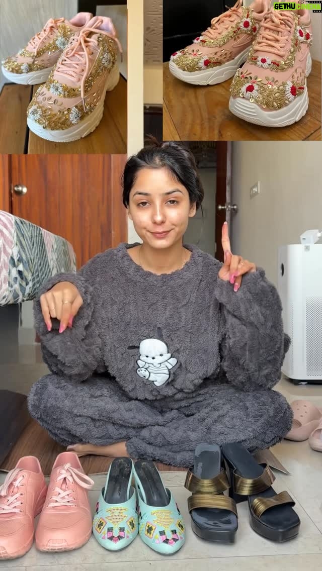Anju Mor - 172.3K Likes - Let’s make old shoes ko new😉 | Anju Mor 
.
.
.
#anjumor #anjumordance #reelitfeelit #trendingreels #viral 
#anju