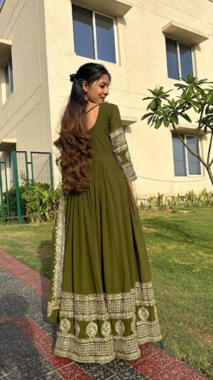 Anju Mor Instagram - Feeling like a whole new person with the rich and bright hues of Nisha Creme Hair Color! Obsessed with my vibrant hair thanks to Nisha Creme Hair Color!!💁🏼♀️🌈
.
.
.
#HairGoals #HairTransformation #NishaCremeHairColor #YuthikaProfessional #Nisha #YuthikaNatural #YuthikaBlonder #Newlook #Lovemyself #explore
#foryou