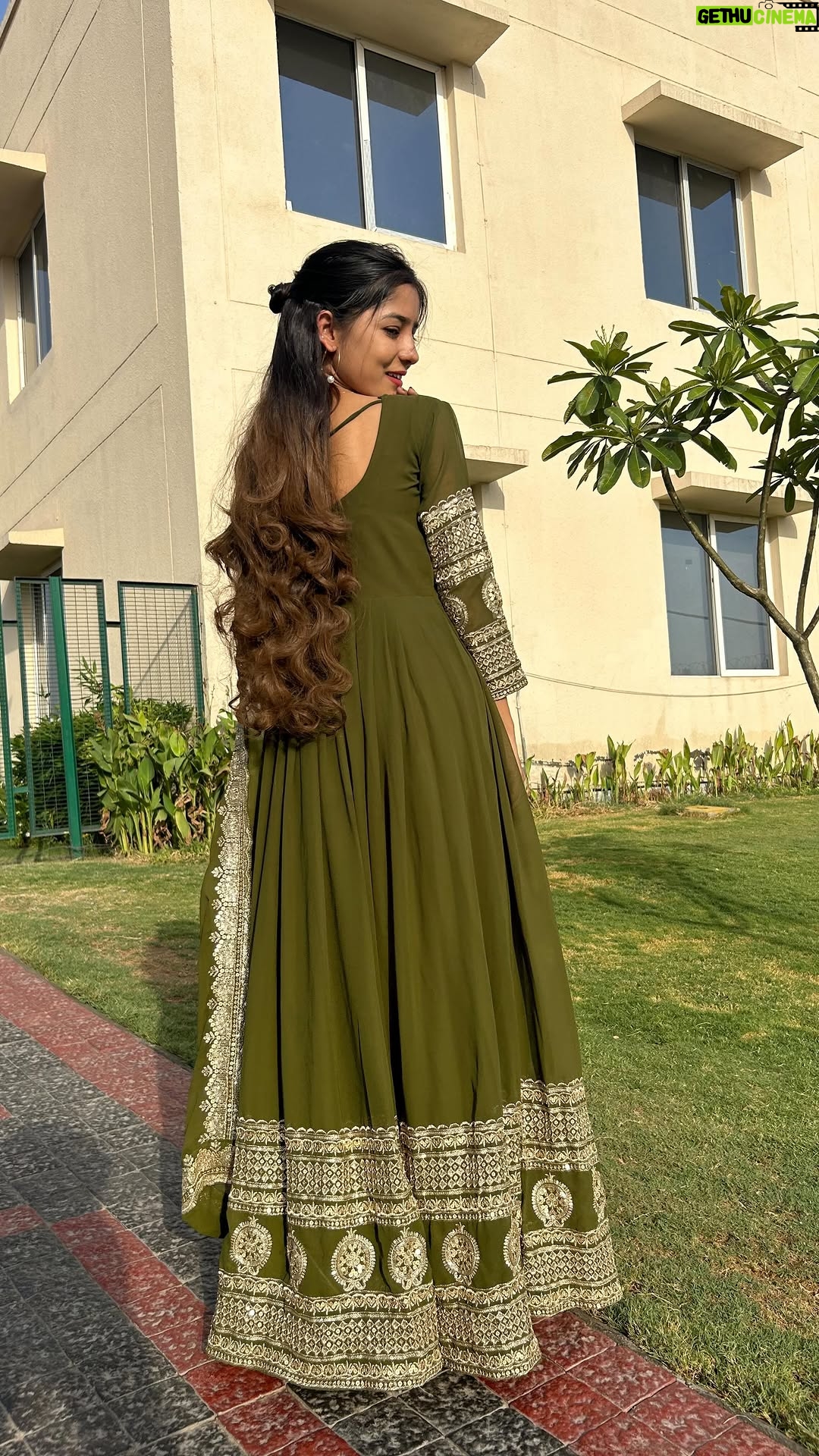 Anju Mor - 213.6K Likes - Feeling like a whole new person with the rich and bright hues of Nisha Creme Hair Color! Obsessed with my vibrant hair thanks to Nisha Creme Hair Color!!💁🏼‍♀️🌈 

.

.

.

#HairGoals #HairTransformation #NishaCremeHairColor #YuthikaProfessional #Nisha #YuthikaNatural #YuthikaBlonder #Newlook #Lovemyself #explore 
#foryou