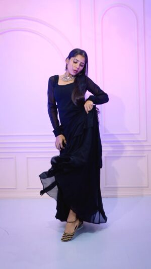 Anju Mor Instagram - Because last time i got 300k like on this song🙊
.
outfit @ticklingcollections
.
#anjumordance #trendingreels #trendingsongs #reelsinstagram #reelitfeelit