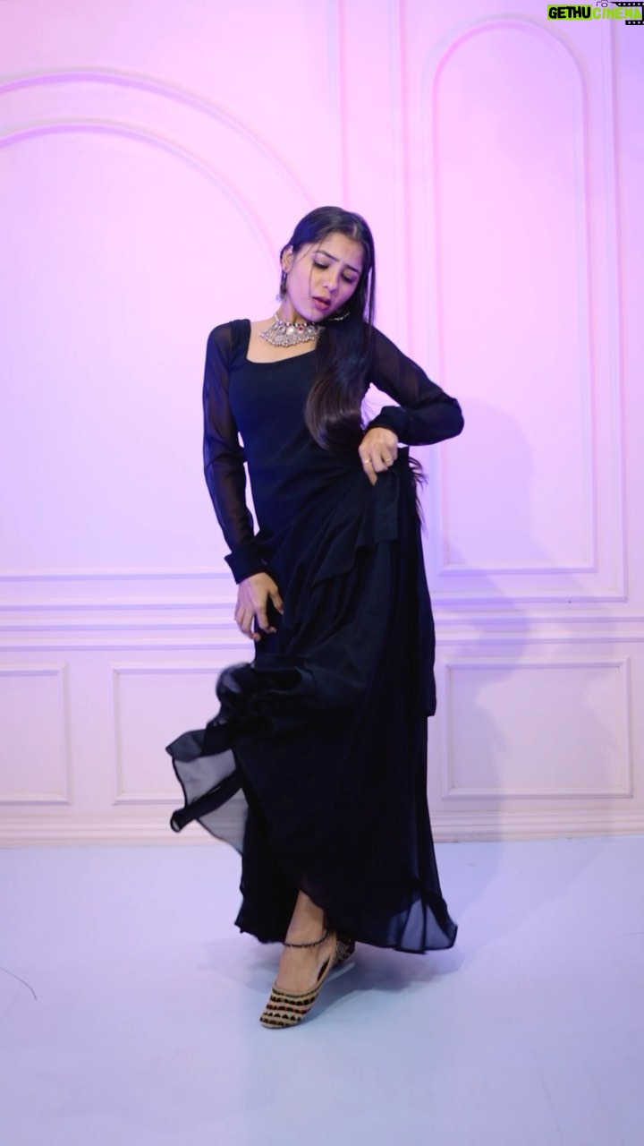 Anju Mor - 418.7K Likes - Because last time i got 300k like on this song🙊
.
outfit @ticklingcollections 
.
#anjumordance #trendingreels #trendingsongs #reelsinstagram #reelitfeelit