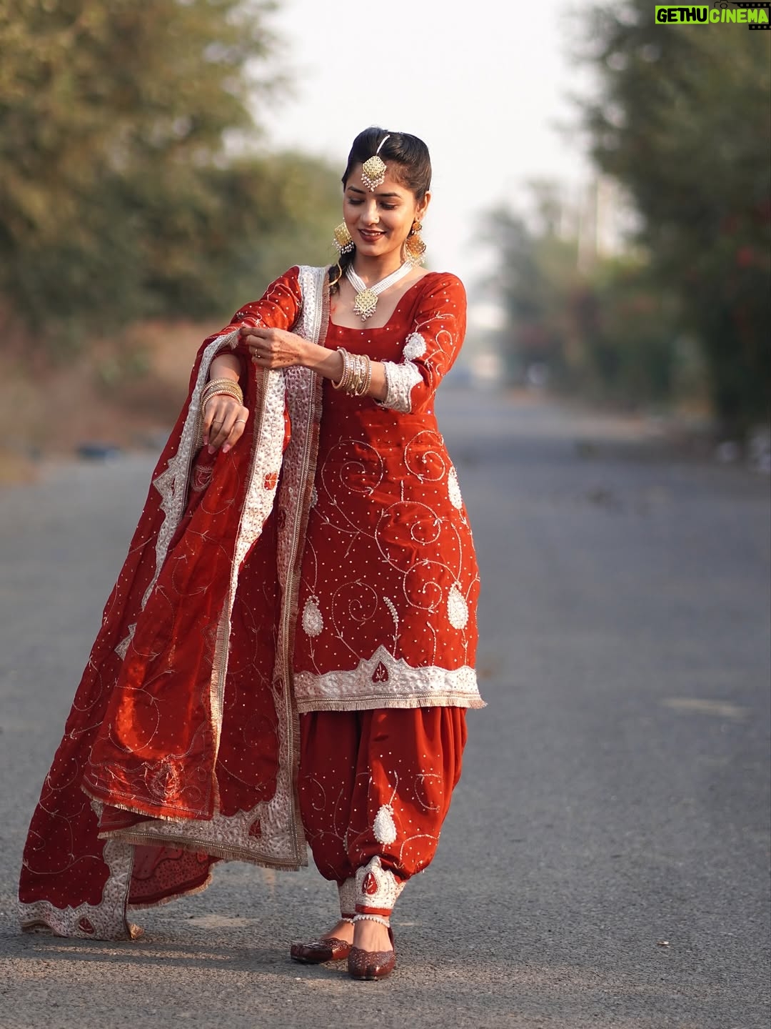 Anju Mor - 122.8K Likes - Shudh Desi look😉
.
.
.
.
#anjumor #anjumordance #photo #photoshoot #instamood