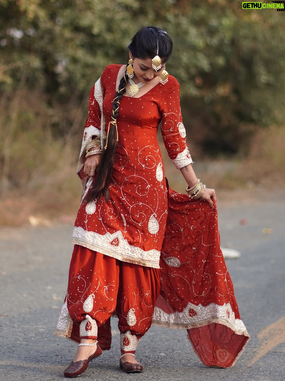 Anju Mor - 122.8K Likes - Shudh Desi look😉
.
.
.
.
#anjumor #anjumordance #photo #photoshoot #instamood