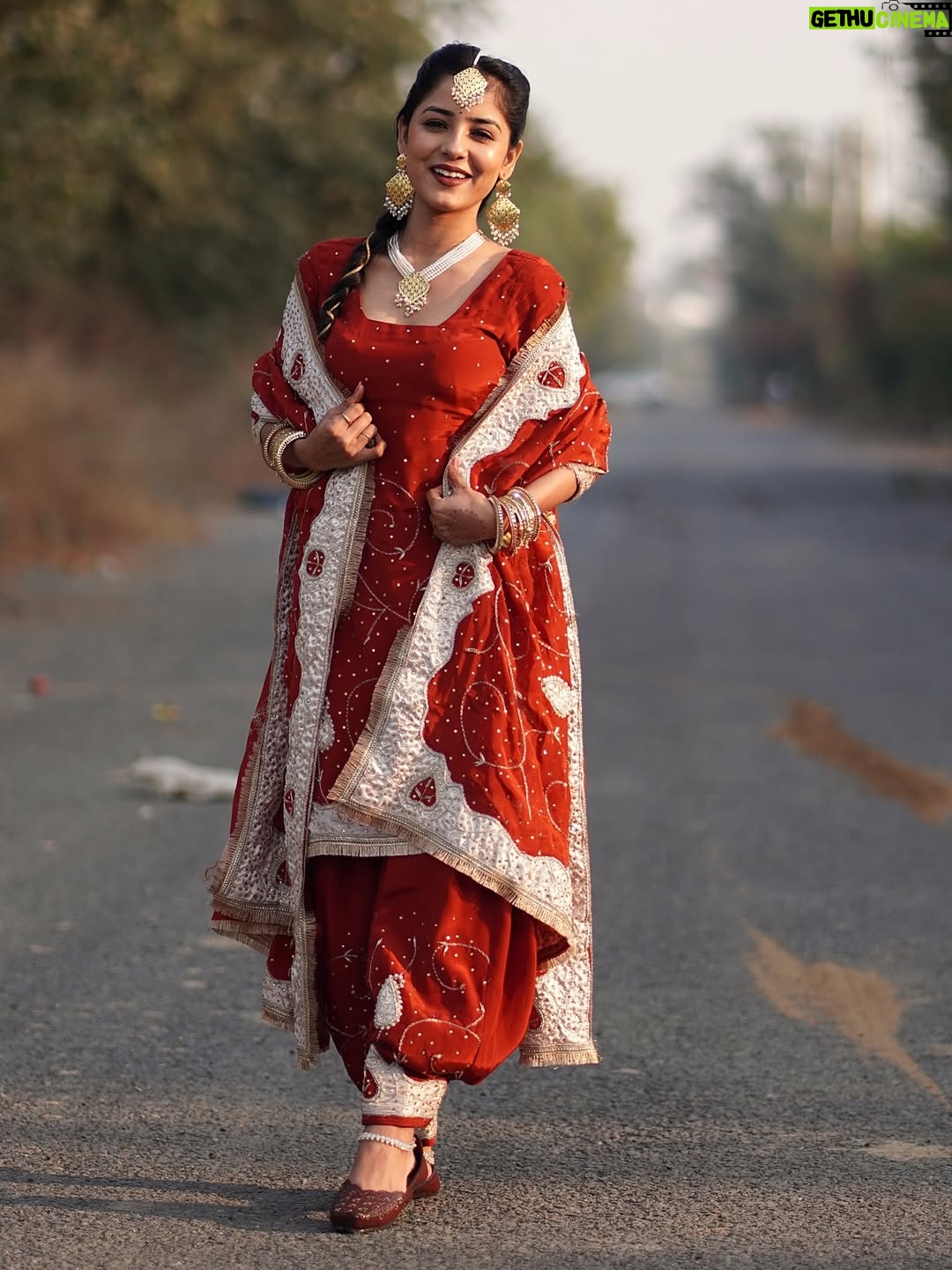 Anju Mor - 122.8K Likes - Shudh Desi look😉
.
.
.
.
#anjumor #anjumordance #photo #photoshoot #instamood