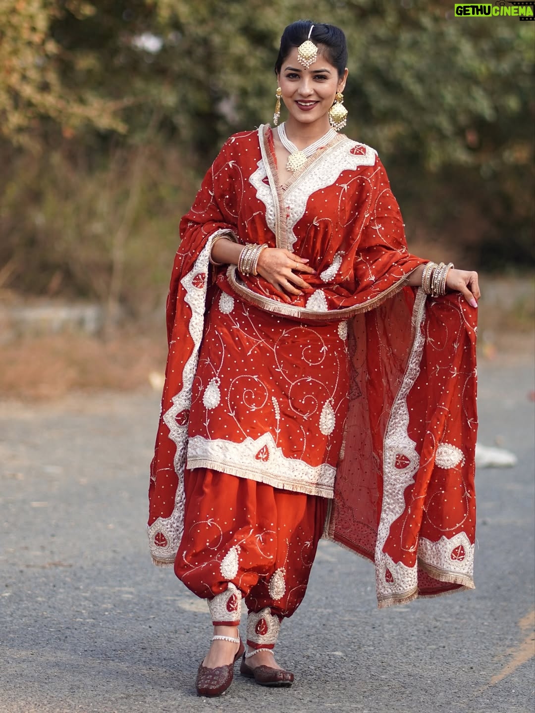 Anju Mor - 122.8K Likes - Shudh Desi look😉
.
.
.
.
#anjumor #anjumordance #photo #photoshoot #instamood