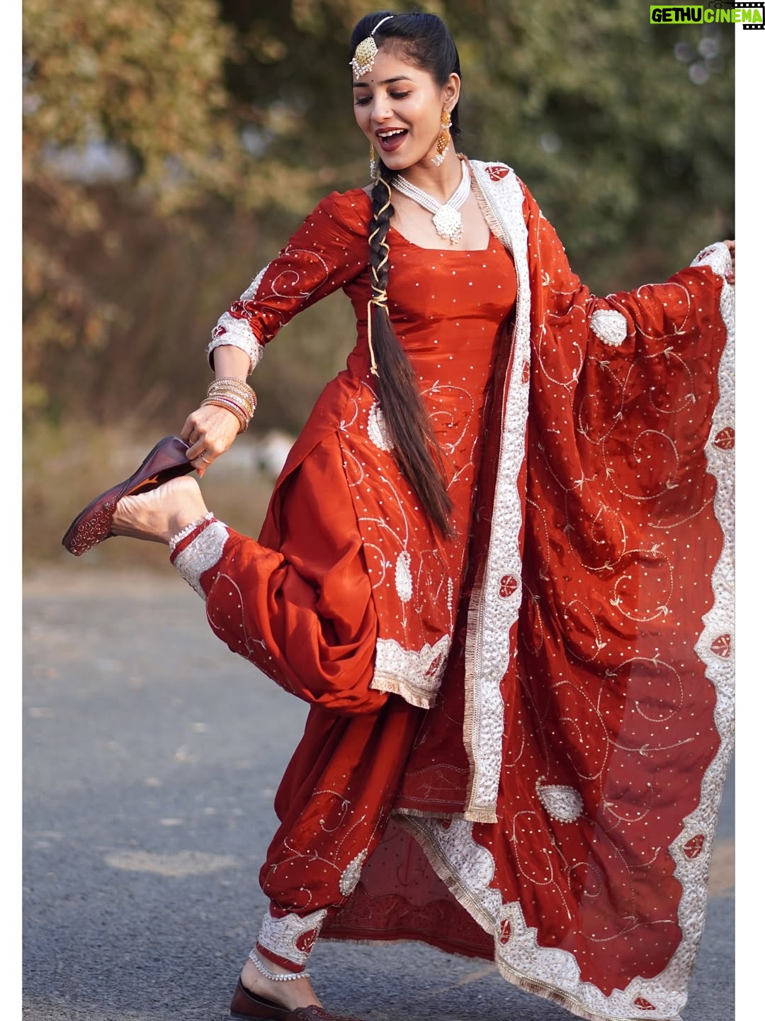 Anju Mor - 122.8K Likes - Shudh Desi look😉
.
.
.
.
#anjumor #anjumordance #photo #photoshoot #instamood