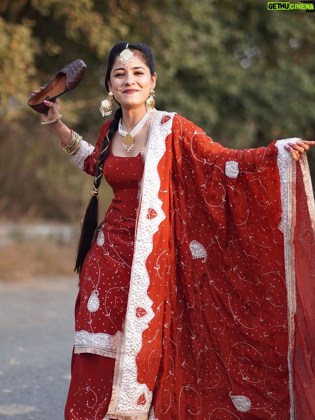 Anju Mor - 122.8K Likes - Shudh Desi look😉
.
.
.
.
#anjumor #anjumordance #photo #photoshoot #instamood