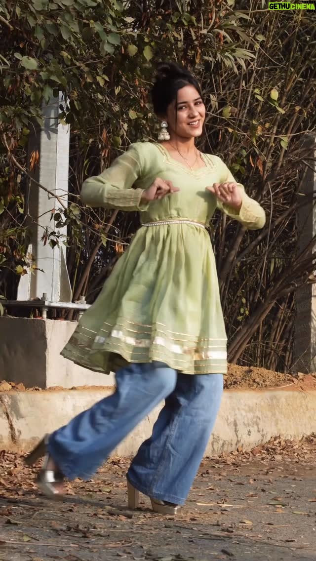Anju Mor - 129.9K Likes - Outfit  bg song-🫠🦚
.
.
.
.
#TrendingReels
#Dance
#NewYear
#AavanJaavan