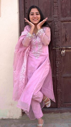 Anju Mor Instagram - Apka dil kaise karta hai😜
.
Outfit @ticklingcollections
.
.
.
#anjumordance #anjumor #reelsinstagram #reelsvideo