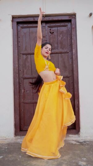 Anju Mor Instagram - Rate my outfit outfit out of 10💛
.
.
.
#anjumor #reelsinstagram #reelitfeelit #gabarbhinachega🤟😎🤟