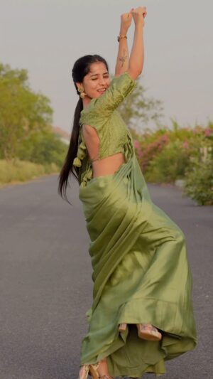 Anju Mor Instagram - Aahh Tenu Moj krawa😝
.
.
.
.
#anjumordance #anjumor #trendingreels #reelsinstagram
