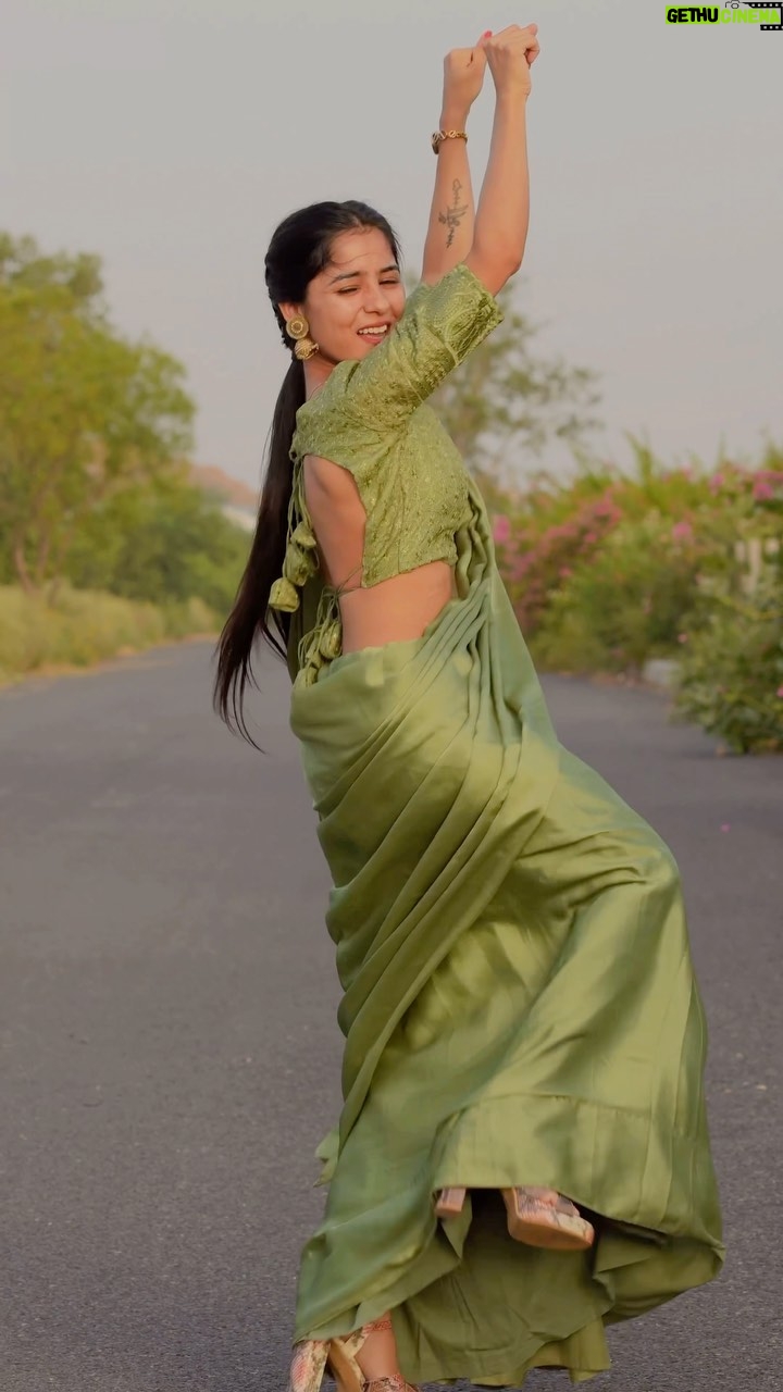 Anju Mor - 176.6K Likes - Aahh Tenu Moj krawa😝 
.
.
.
.
#anjumordance #anjumor #trendingreels #reelsinstagram