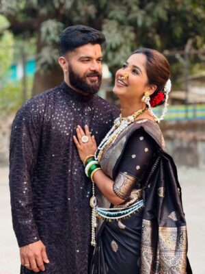 Ankita Raut Instagram - माझा तिळगूळ..❤️🤩😍 @ankitaraut9official
.
.
Jewellery- @floral_jewelsby_shreya
Mua - @prathamesh_makeup_artist
.
.
#amrutkonde #ankitachanavra #ankitaraut #couple #lovecouple