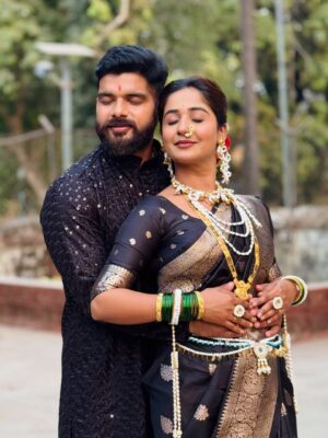 Ankita Raut Instagram - माझा तिळगूळ..❤️🤩😍 @ankitaraut9official
.
.
Jewellery- @floral_jewelsby_shreya
Mua - @prathamesh_makeup_artist
.
.
#amrutkonde #ankitachanavra #ankitaraut #couple #lovecouple