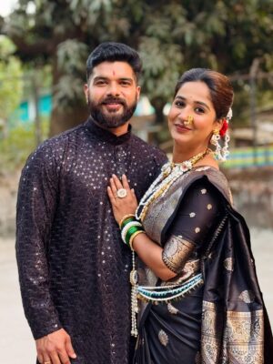 Ankita Raut Instagram - माझा तिळगूळ..❤️🤩😍 @ankitaraut9official
.
.
Jewellery- @floral_jewelsby_shreya
Mua - @prathamesh_makeup_artist
.
.
#amrutkonde #ankitachanavra #ankitaraut #couple #lovecouple
