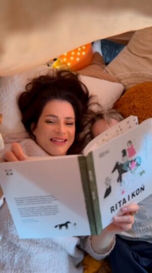 Anna Dereszowska Instagram - Czytamy wszędzie.📚🤍

Czytamy w łóżku, zanim świat zaśnie, i na podłodze, między klockami i okruszkami po śniadaniu. Czasem tylko kilka stron, czasem całą książkę. Ale zawsze razem.

Bo czytanie to nasza baza. Miejsce, do którego wracamy, kiedy chcemy się zatrzymać, przytulić, pobyć. Wspólnie uciec w bajkowy świat. ✨

💫 Jako ambasadorka akcji #CzytajChwilę Instytutu Książki chciałabym Was zaprosić do wzięcia udziału w wyjątkowym konkursie!

-> Stwórzcie własną bazę do czytania.
-> Zróbcie zdjęcie lub krótkie wideo
-> Wrzućcie na IG lub FB z hashtagiem #CzytajChwilę i oznaczeniem @instytutksiazki
-> Dodajcie kilka słów: za co kochacie Waszą wspólną chwilę z książką?

Na zwycięzców czekają wspaniałe nagrody — nie licząc tej najcenniejszej: wspólnej chwili w Waszej bazie. 🎁

🔗Szczegóły na stronie: https://wielki-czlowiek.pl/

Czytajmy chwilę. Razem. 🤍
______________________________
#wspolpracaplatna
#CzytajChwilę
@malaksiazkawielkiczlowiek 
@instytutksiazki
#małaksiążkawielkiczłowiek