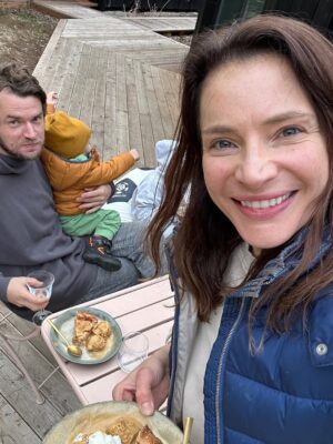 Anna Dereszowska Instagram - Wczoraj nasz Oluś skończył 4 latka!

Czuję ogromną wdzięczność za to, że jest z nami i stanowi tak piękne dopełnienie naszej rodziny.❤️

Synku,
Twoje silne poczucie własnej odrębności, niezachwiana wiara w swoją rację, „nie”, które zawsze oznacza NIE 🙅‍♂️, i „tak”, które niezmiennie znaczy TAK 🙆‍♂️, Twój upór w dążeniu do celów 🚀, a jednocześnie wrażliwość, empatia i umiejętność dostrzegania rzeczy oraz zjawisk, które przez nas – dorosłych – w codziennym pośpiechu często nie zostają dostrzeżone … Wszystkie te cechy (i wiele innych!) są dla mnie codziennie źródłem inspiracji i przepełniają mnie radością. 💫

Życzę Ci, aby świat Cię nie zmienił.💕
Byś nadal patrzył na różne niedogodności z tą samą ciekawością i miłością! 🥰

Nasz CZTEROLATEK 🥹