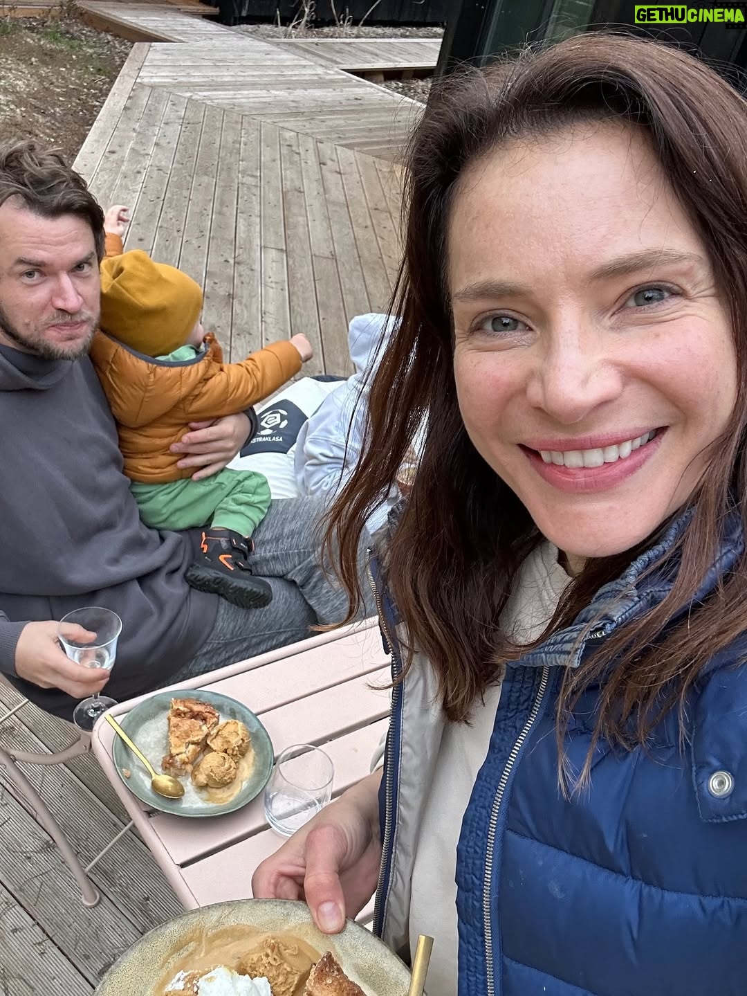 Anna Dereszowska - 5.3K Likes - Wczoraj nasz Oluś skończył 4 latka!

Czuję ogromną wdzięczność za to, że jest z nami i stanowi tak piękne dopełnienie naszej rodziny.❤️

Synku,
Twoje silne poczucie własnej odrębności, niezachwiana wiara w swoją rację, „nie”, które zawsze oznacza NIE 🙅‍♂️, i „tak”, które niezmiennie znaczy TAK 🙆‍♂️, Twój upór w dążeniu do celów 🚀, a jednocześnie wrażliwość, empatia i umiejętność dostrzegania rzeczy oraz zjawisk, które przez nas – dorosłych – w codziennym pośpiechu często nie zostają dostrzeżone … Wszystkie te cechy (i wiele innych!) są dla mnie codziennie źródłem inspiracji i przepełniają mnie radością. 💫

Życzę Ci, aby świat Cię nie zmienił.💕
Byś nadal patrzył na różne niedogodności z tą samą ciekawością i miłością! 🥰

Nasz CZTEROLATEK 🥹