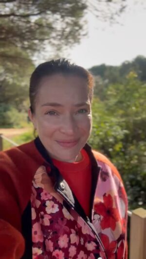 Anna Dereszowska Instagram - Głos Dziecka
w roli głównej.

Wysłuchaj go.
—————————————————————————
Jestem mamą trójki w bardzo różnym wieku (17, 10, 4).

Każde z moich dzieci jest inne — ma inny temperament, inaczej się komunikuje, inaczej reaguje na świat.

Ale niezależnie od tych wszystkich różnic, jedno pozostaje niezmienne:

📌 każde z nich ma prawo do bycia usłyszanym.

A ja, jako rodzic, próbuję słuchać i usłyszeć.
Dać temu przestrzeń.
Na ile potrafię — na co dzień.

Takie kampanie jak „Głos dziecka w roli głównej” to ważne przypomnienie i wzmocnienie tego, o czym — jako świadomi rodzice i opiekunowie — chcemy i powinniśmy pamiętać.

Żeby traktować tych dorastających ludzi podmiotowo.
 Z uważnością.
 Z szacunkiem. ❤️

Zajrzyjcie na

🔗 glosdziecka.brpd.gov.pl

—  są tam narzędzia i materiały, które w przystępny sposób wspierają nas, dorosłych w słuchaniu i rozumieniu dzieci.

Kampania @rzecznikprawdziecka