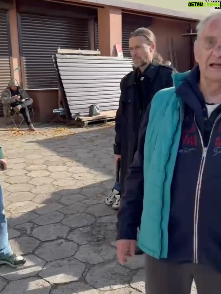 Anna Dereszowska - 1.3K Likes - Zdarzają się takie dni, spotkania, momenty… kiedy serce zabije mocniej 😛😘.

Kocham Pana, Panie Jurku! ❤️‍🔥

Wspaniały był to dzień w pracy! ☀️🐶
@mlodegliny.tvn
@agencja.aktorska.gudejko