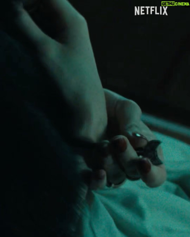 Anna Dereszowska - 1.5K Likes - H E W E L I U S Z 
@netflixpl 

Serial zrealizowany z niezwykłym pietyzmem, dbałością o każdy detal, rozmachem realizacyjnym i wrażliwością podyktowaną troską o prawdziwych bohaterów tragedii z 1993 roku.

Bycie częścią tej historii (choć symboliczną) to dla mnie zaszczyt. Jestem ogromnie wdzięczna za zaproszenie do tego projektu.

Janku (@jan_holoubek ) – dziękuję za zaufanie, Twój spokój i uważność. Podziękowania dla reżyserki obsady, Żywii Kosińskiej-Wdowiak, oraz dla całej ekipy za profesjonalizm, serce i pasję. 🤍

Ukłony dla wszystkich aktorek i aktorów
 – Borys🙌 (@borys.szyc), Rózga🫶(@magdalena_rozczka), Michał Żurawski, Justyna Wasilewska (@justyna__wasilewska ), Konrad Eleryk (…) – za kreacje, które razem z historiami pozostałych bohaterów budują poruszający, wielowymiarowy obraz tamtych dni.

Serialowa pozycja obowiązkowa.

PS
Koniecznie zajrzyjcie na profil Macieja Maciejewskiego (—> @maciekmaciejewski_ ), który czuwał nad realizacją scen kaskaderskich. W jego materiałach zakulisowych naprawdę widać skalę, precyzję i ogrom pracy włożonej w ten projekt. 👌

___________________
📸pc @robert_palka