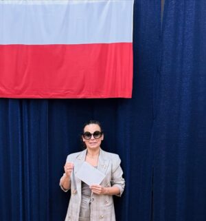 Anna Mucha Instagram - Ja już 🗳️✌🏼

odkąd mogę głosować głosuje, a wcześniej towarzyszyłam przy urnie Mamie 

to dla mnie święto! 

nie oddałam głosu raz (byłam na wyjeździe) 
i powiem Wam- nie spodobało mi się to, co zastałam po powrocie 🫣😬 

głosuje zawsze, bo mój głos się liczy 
bo każdy głos się liczy 
głosuję, bo mogę, bo to jest święto demokracji 
głosuje, bo moi (nasi) przodkowie walczyli o to, żeby ktoś słuchał naszych wyborów 
głosuje, bo to jest patriotyzm 

A Ty dlaczego głosujesz? 

ps. jeśli masz wątpliwości i nie masz swojego kandydata - oddaj głos nieważny, z szacunku do Polski i żeby zrobić frekwencję

Ps.2 widzę, że wybory są świetną okazją, żeby zwymiotować na innych, czy robić agitkę 
mój IG nie jest i nie będzie przestrzenią do tego typu zachowań 
dlatego wyłączyłam możliwość komentowania 
Chcesz być aktywny i masz swoje zdanie- idź do urn- daj głos 
Dziś Twoje święto