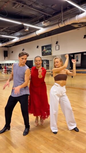 Anna Mucha Instagram - Ania dołączyła do Maurycego i Sary! 💃 To trio to dopiero mieszanka wybuchowa 🔥 #tanieczgwiazdami