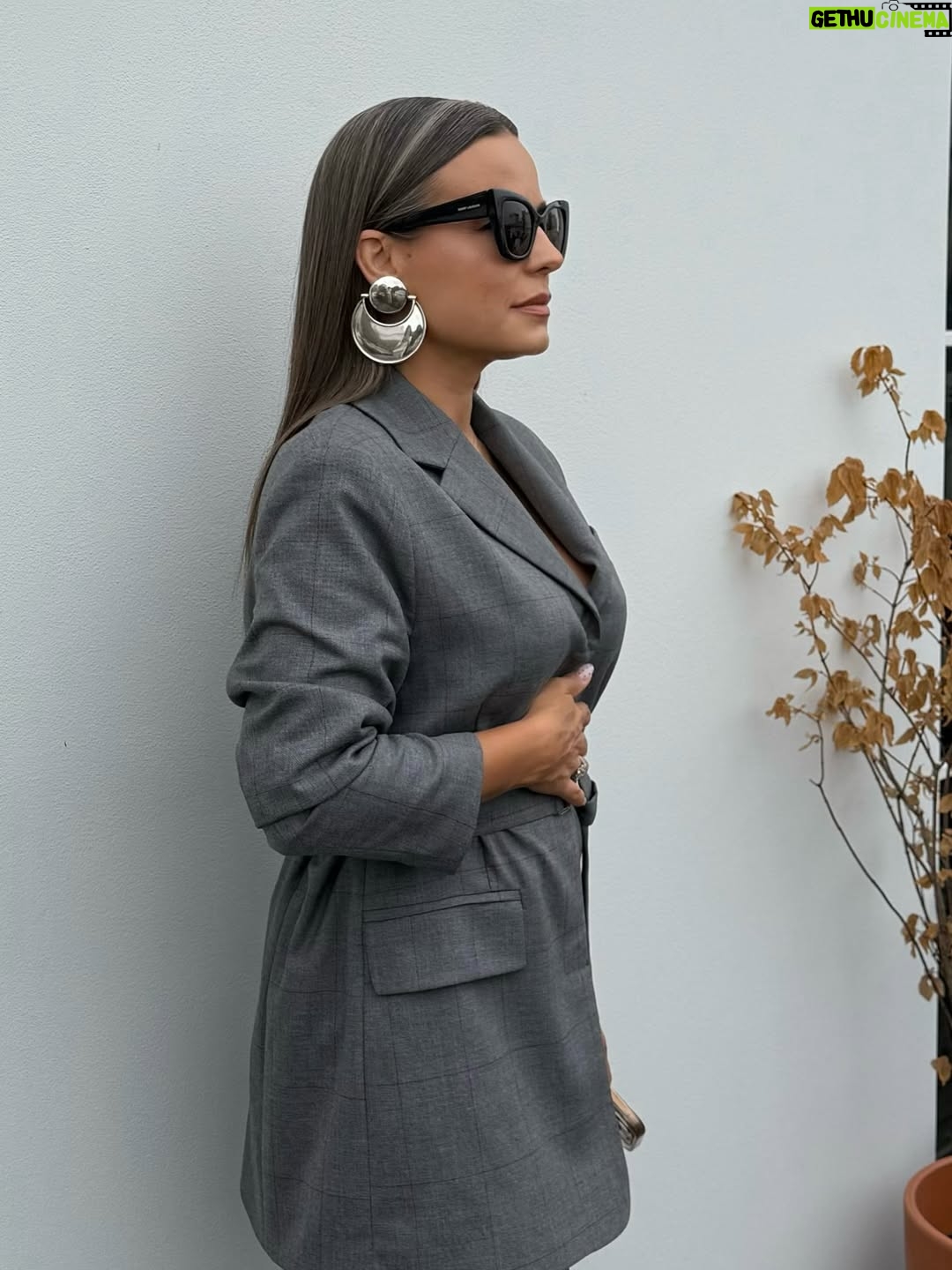 Anna Mucha - 11.1K Likes - Czasem są szare dni, 
czasem szarość dopada człowieka… 

…za to kocham swoją pracę, 
za to, że muszę się skupić na innych emocjach, 
na innych tematach, że tworzymy światy, w których i my i Wy zapominacie o szarości 😉 

Wpadnij do nas na spektakl- dodamy kolorów 😜♥️ 

Już za chwilę (10.10 Poznań) premiera SELFIE 
gramy też coś, obok czego nie da się przejść obojętnie: 
WACŁAW RZĄDZI 
polecam Wam także PRZYGODĘ Z OGRODNIKIEM! (czy jest jeszcze ktoś kto tego nie widział?!? 🤪) 
dajemy w teatrze NADZIEJĘ 
i O MAŁO CO nie pęknięcie ze śmiechu 😈🥂 

Jesteśmy po to, żeby Was bawić ♥️🥂💋