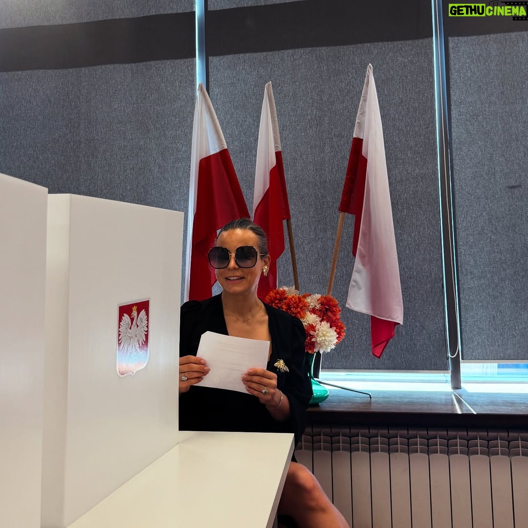 Anna Mucha - 12K Likes - Dziś to najwazniejsze, co mozesz zrobić dla swoich Dzieci 🤍♥️ 
Dziś decyduje się ich (i nasza) Przyszłość 
Dziś mamy wielkie święto Demokracji 

Nie bądź obojętny! 
Idź zagłosuj 
Twój głos ma znaczenie 

Niech wygra Polska! 🤍❤️🇵🇱