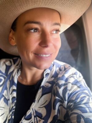 Anna Mucha Instagram - Nie każda podróż jest wymarzona

Podróż z chorym dzieckiem jest daleka od komfortowej… a jednak 
Chciałabym bardzo podziękować załodze lotu FR8943 @ryanair 
Panu Łukaszowi, Pani Natalii, Panom Jarkowi i Mateuszowi za empatię, wrażliwość i niesamowitą wręcz pomoc 
Jesteście skarbami tej firmy i chciałabym, żeby ktoś naprawdę docenił Wasze zaangażowanie i pracę 
Bardzo, bardzo dziękuję 🙏🏼 ♥️♥️♥️ 

dla równowagi 
przeżyłam kiedyś dwa SKANDALICZNE epizody w @airfrance i @lufthansa skończyły się na oficjalnych skargach… po których odpowiedział mi automat i opadło mi wszystko… ale nie pamięć 
kiedyś chętnie Wam o tym opowiem
