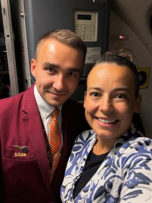 Anna Mucha Instagram - Nie każda podróż jest wymarzona

Podróż z chorym dzieckiem jest daleka od komfortowej… a jednak 
Chciałabym bardzo podziękować załodze lotu FR8943 @ryanair 
Panu Łukaszowi, Pani Natalii, Panom Jarkowi i Mateuszowi za empatię, wrażliwość i niesamowitą wręcz pomoc 
Jesteście skarbami tej firmy i chciałabym, żeby ktoś naprawdę docenił Wasze zaangażowanie i pracę 
Bardzo, bardzo dziękuję 🙏🏼 ♥️♥️♥️ 

dla równowagi 
przeżyłam kiedyś dwa SKANDALICZNE epizody w @airfrance i @lufthansa skończyły się na oficjalnych skargach… po których odpowiedział mi automat i opadło mi wszystko… ale nie pamięć 
kiedyś chętnie Wam o tym opowiem