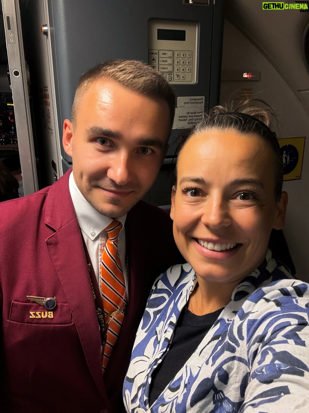 Anna Mucha - 5.2K Likes - Nie każda podróż jest wymarzona

Podróż z chorym dzieckiem jest daleka od komfortowej… a jednak 
Chciałabym bardzo podziękować załodze lotu FR8943 @ryanair 
Panu Łukaszowi, Pani Natalii, Panom Jarkowi i Mateuszowi za empatię, wrażliwość i niesamowitą wręcz pomoc 
Jesteście skarbami tej firmy i chciałabym, żeby ktoś naprawdę docenił Wasze zaangażowanie i pracę 
Bardzo, bardzo dziękuję 🙏🏼 ♥️♥️♥️ 

dla równowagi 
przeżyłam kiedyś dwa SKANDALICZNE epizody w @airfrance i @lufthansa skończyły się na oficjalnych skargach… po których odpowiedział mi automat i opadło mi wszystko… ale nie pamięć 
kiedyś chętnie Wam o tym opowiem
