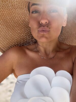 Anna Mucha Instagram - wakacje czas zacząć 

Całusy znad polskiego morza 💋