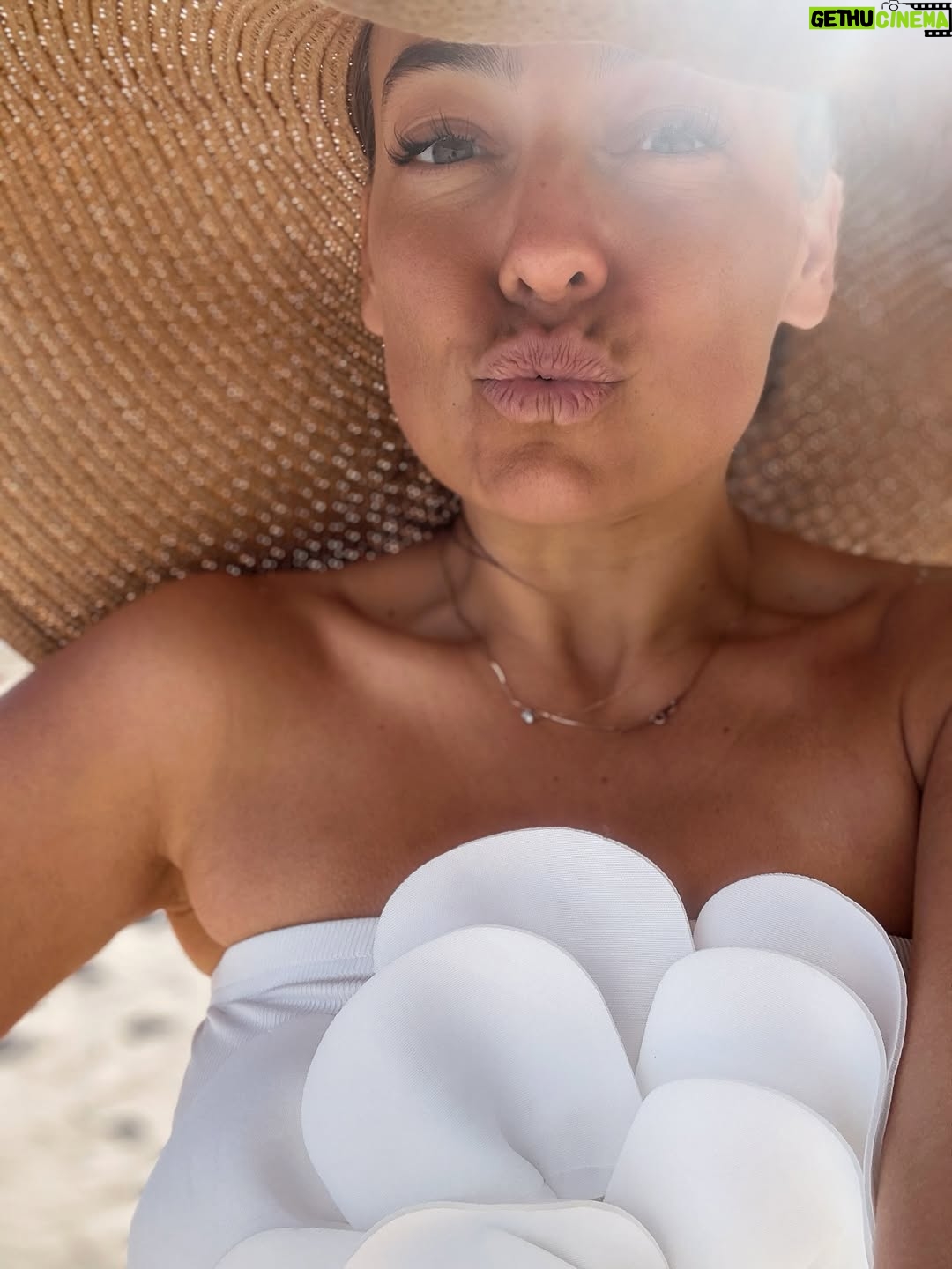 Anna Mucha - 8.8K Likes - wakacje czas zacząć 

Całusy znad polskiego morza 💋