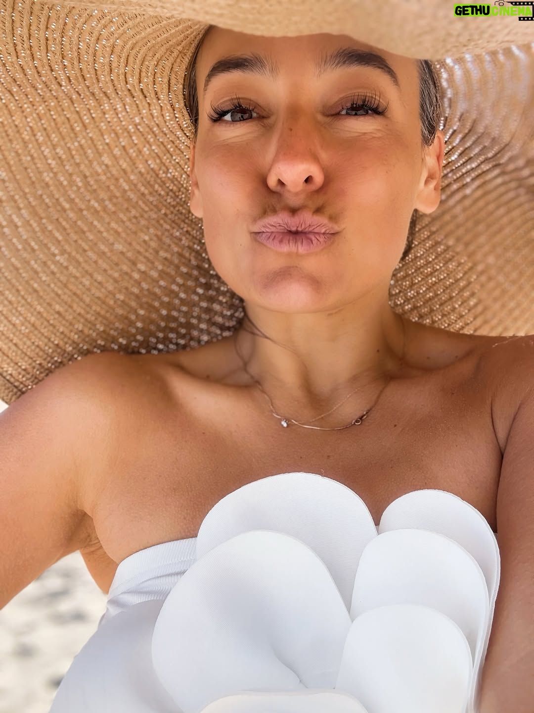 Anna Mucha - 8.8K Likes - wakacje czas zacząć 

Całusy znad polskiego morza 💋