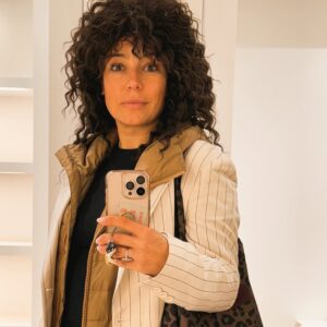 Anna Mucha Instagram - Mieć dużo na głowie 🤪 zawsze chciałam mieć burze loków. Raz w życiu miałam trwałą i skutecznie mnie zniechęciła do wszelkich zabiegów i eksperymentów fryzjerskich. 🫣😬 
a jednak jest coś pociągającego w zmianie 😜 
Peruki! to jest to…! Dziś jestem brunetka z burza loków. jutro będę blondynką 😈 
mieć- nie mieć! nie mam pytań 

Perukę zamówiłam w @szarpi_klak na potrzeby zawodowe, ale się polubiliśmy i mam już nowe pomysły 😎 

kto chce perukę? 😈