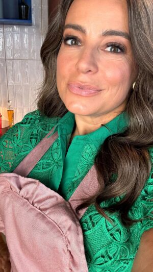 Anna Mucha Instagram - Słowo na Ostatni Dzień Roku 

to był dobry rok! 

dziękuję! 

Mojej Rodzinie ♥️♥️♥️♥️♥️ @kubawons ♥️♥️♥️ 

mojej Rodzinie Zawodowej 
@agencja_bumerang Marta, Basia, Ola 

Ogromnej Rodzinie Teatralnej ♥️♥️♥️ 
WSZYSTKIM 💋♥️🥂 
już WY wiecie! 
oraz 
@adriaartpl 

Mojej Rodzinie Serialowej za kolejny rok razem @mjakmilosc.official 

Mojemu całemu teamowi! 
@makeupbyjodko @violapiekut @magdalenasekrecka @konrad_bikowski_designer 
i wszystkim którzy stoją za obiektywem 

moim prawnikom 😂😈😜 
I sponsorom ♥️ 

Ale przede wszystkim WAM! 
WIDZOM, FANOM i wszystkim, ktorzy w ten czy inny sposób towarzyszą mi i kibicują 

a także tym, którzy mnie inspirują i dają kolejne powody, by mocno wierzyć w to,  że problemy są po to, żeby je rozwiązywać, a nie mnożyć 😜😎 

dziękuję za cudowny rok! 

widzimy się za chwilę! 

I wszystkim Wam życzę żebyście byli szczęśliwi! 
i wzajemnie 💋🥂