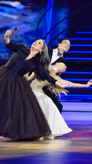 Anna Mucha Instagram - Czas na walca wiedeńskiego w wykonaniu Maurycego i Sary oraz Ani! Ale trioo! 🤩 Jurorzy ocenili ten taniec na  36 punktów!