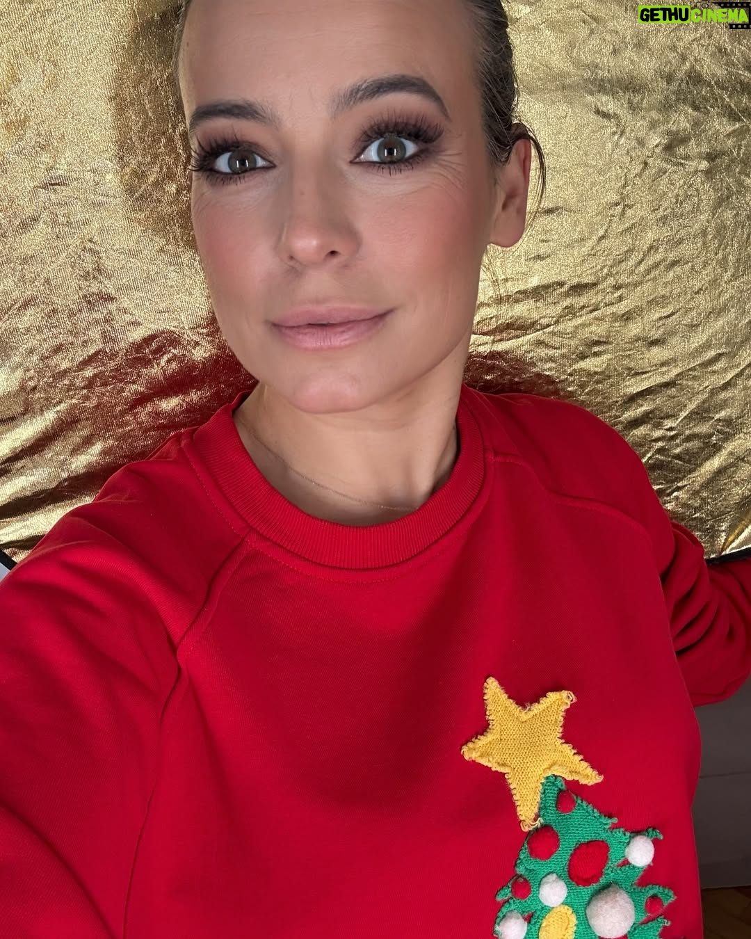 Anna Mucha - 11.1K Likes - Kochany Św. Mikołaju! 
I w tym roku byłam grzeszna 😈 

co to był za rok! 
nie mówiąc o jego końcówce…! 
A przecież jeszcze tyle przed nami! 

czekają mnie przygody 😎 

A jaki to był rok dla Was? 
czy łaskawy? 
czy wchodzicie w kolejny z Nadzieją 😉
czy może mieliście Przygody lub O mało co coś byście przegapili…? 
(sorry- musiałam 🤪😜)