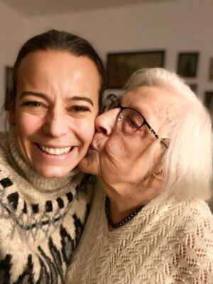 Anna Mucha Instagram - Dobranoc Babciu… 🖤

Ps. wiem, że życzycie mi dobrze, dziękuję 
ale proszę do mnie nie pisać…