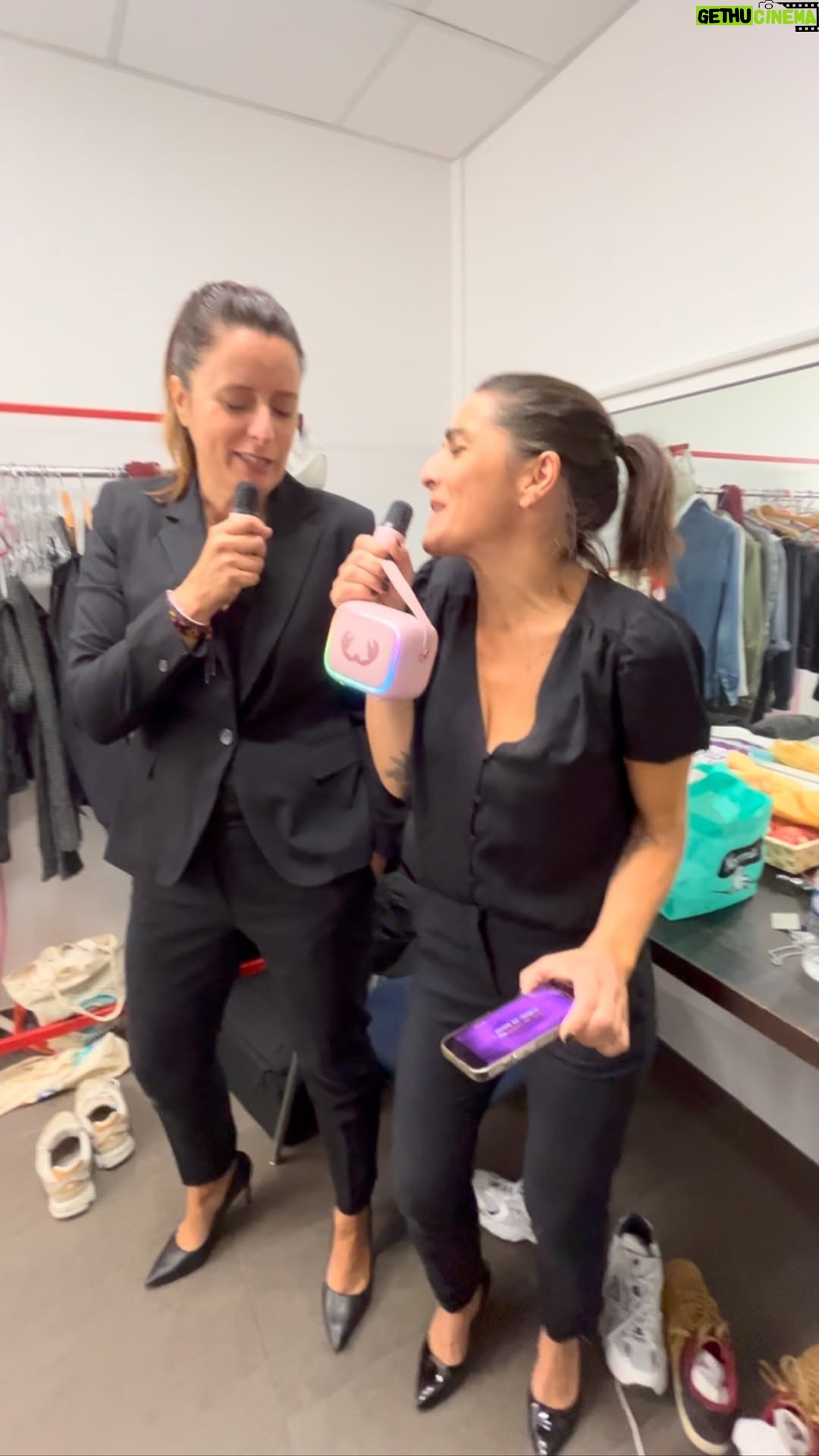 Anne Décis - 1.8K Likes - 10 minutes avant l’entrée en scène. 

Passion Karaoké avec @nelly_b_comedienne 🥳

Pardon @celinedion ❤️

@boulegue_production @amor.a.mort

Merci @ela_marciano pour le matos✨