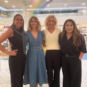 Anne Hjernøe Instagram - I dag holdt vi endnu et foredrag om tiden midt i livet og overgangsalderen. Tusind tak til alle jer der mødte op og lyttede, delte & lo på de rigtige tidspunkter😉❤️ @annlindandersen @annelouisehassing @lottekaaandersen  Altid en fornøjelse at være sammen med jer🥰 @gentoftebib