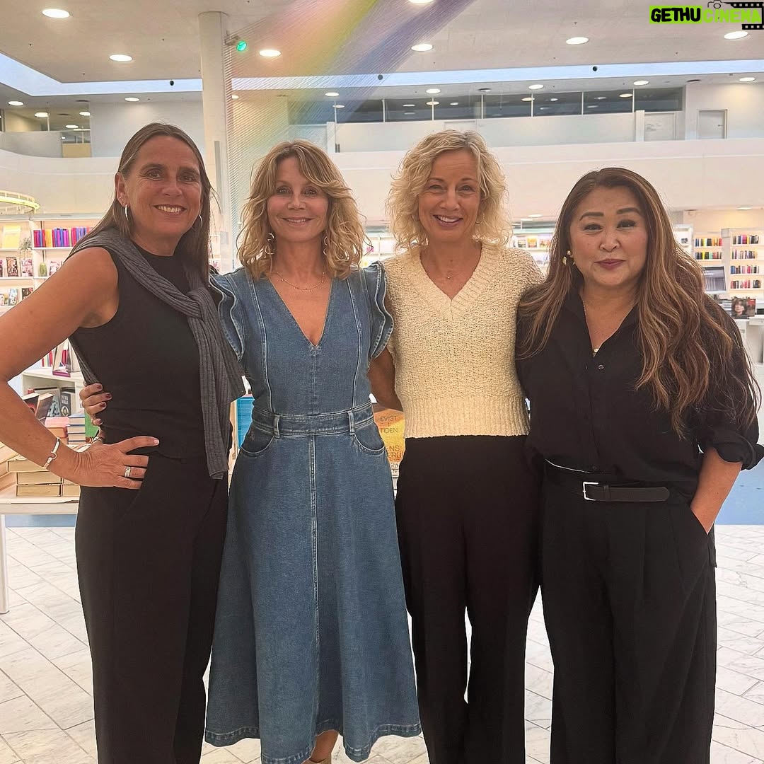 Anne Hjernøe - 1.6K Likes - I dag holdt vi endnu et foredrag om tiden midt i livet og overgangsalderen. Tusind tak til alle jer der mødte op og lyttede, delte & lo på de rigtige tidspunkter😉❤️ @annlindandersen @annelouisehassing @lottekaaandersen  Altid en fornøjelse at være sammen med jer🥰 @gentoftebib