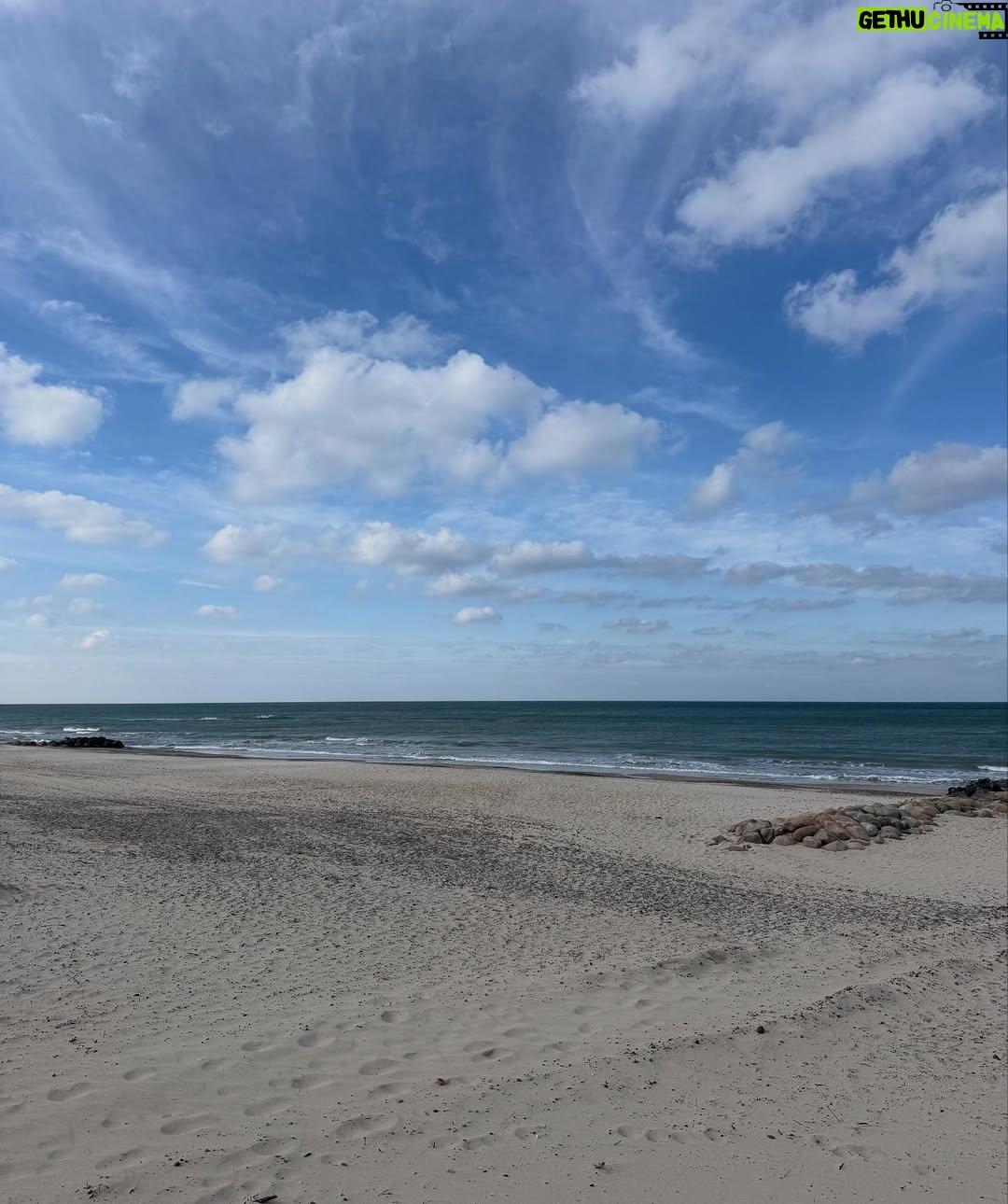 Anne Hjernøe - 2.2K Likes - Blev #inviteret på weekend i Skagen af @colorhotelskagen Dejligste mad, skønneste suite & bedste selskab. Storm, regn, sol, blæst, elsker Skagen i al slags vejr☀️🌊🌪️☔️ #inviteret #reklame PS. Bilen på første foto er ikke min, men bare begejstring over at verdens bedste @ditsen også var i området🥰