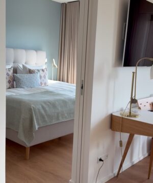 Anne Hjernøe Instagram - Blev #inviteret på weekend i Skagen af @colorhotelskagen Dejligste mad, skønneste suite & bedste selskab. Storm, regn, sol, blæst, elsker Skagen i al slags vejr☀️🌊🌪️☔️ #inviteret #reklame PS. Bilen på første foto er ikke min, men bare begejstring over at verdens bedste @ditsen også var i området🥰