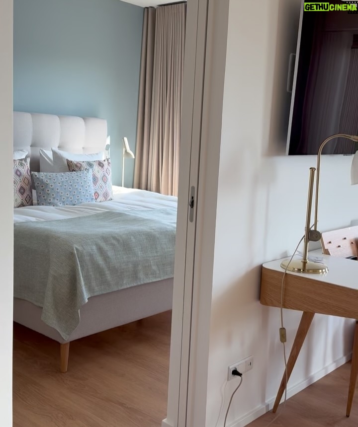 Anne Hjernøe - 2.2K Likes - Blev #inviteret på weekend i Skagen af @colorhotelskagen Dejligste mad, skønneste suite & bedste selskab. Storm, regn, sol, blæst, elsker Skagen i al slags vejr☀️🌊🌪️☔️ #inviteret #reklame PS. Bilen på første foto er ikke min, men bare begejstring over at verdens bedste @ditsen også var i området🥰