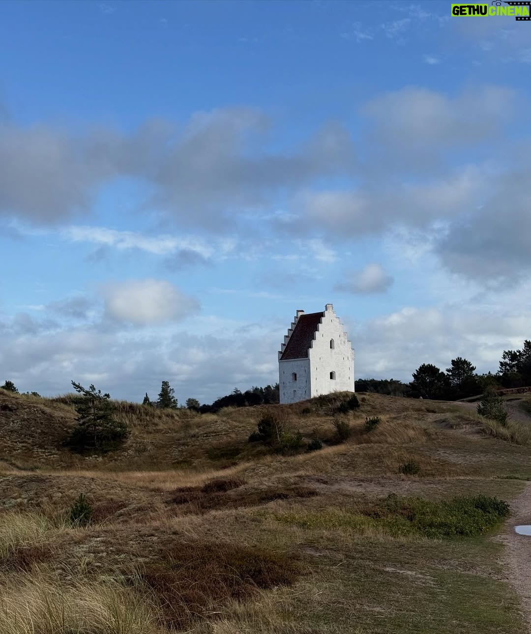 Anne Hjernøe - 2.2K Likes - Blev #inviteret på weekend i Skagen af @colorhotelskagen Dejligste mad, skønneste suite & bedste selskab. Storm, regn, sol, blæst, elsker Skagen i al slags vejr☀️🌊🌪️☔️ #inviteret #reklame PS. Bilen på første foto er ikke min, men bare begejstring over at verdens bedste @ditsen også var i området🥰
